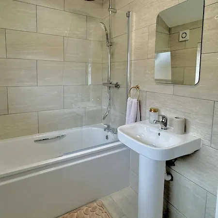 Orchid House 1 Luxury Cosy 3 Bdr By Altoluxo Short Lets Serviced With Free Wifi & Parking