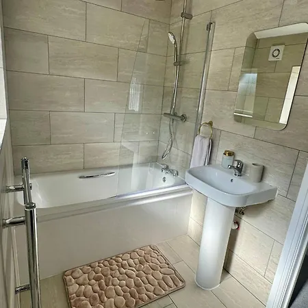 Orchid House 1 Luxury Cosy 3 Bdr By Altoluxo Short Lets Serviced With Free Wifi & Parking Сasa de vacaciones