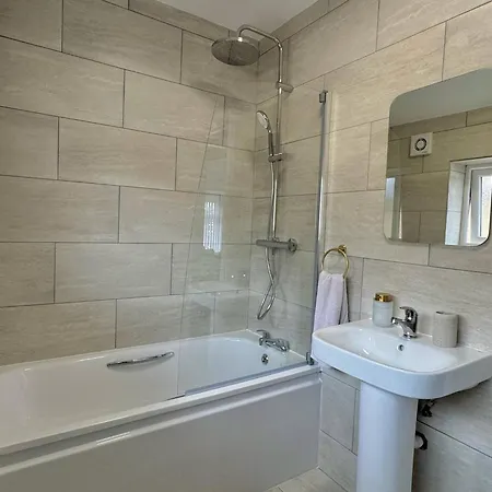 Orchid House 1 Luxury Cosy 3 Bdr By Altoluxo Short Lets Serviced With Free Wifi & Parking