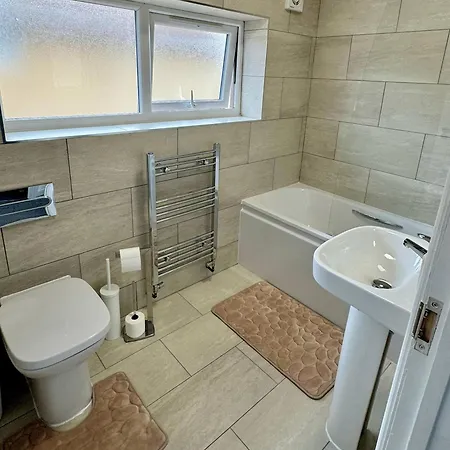 Orchid House 1 Luxury Cosy 3 Bdr By Altoluxo Short Lets Serviced With Free Wifi & Parking